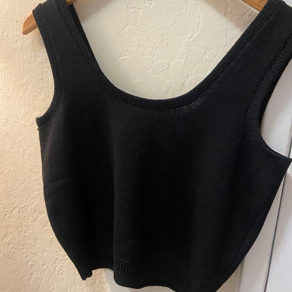 ST. JOHN immaculate like new sleeveless knit top S - Picture 1 of 4